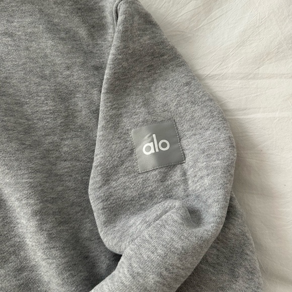 Alo yoga sweatshirt size xs but def fits like an oversized medium. - Picture 3 of 3